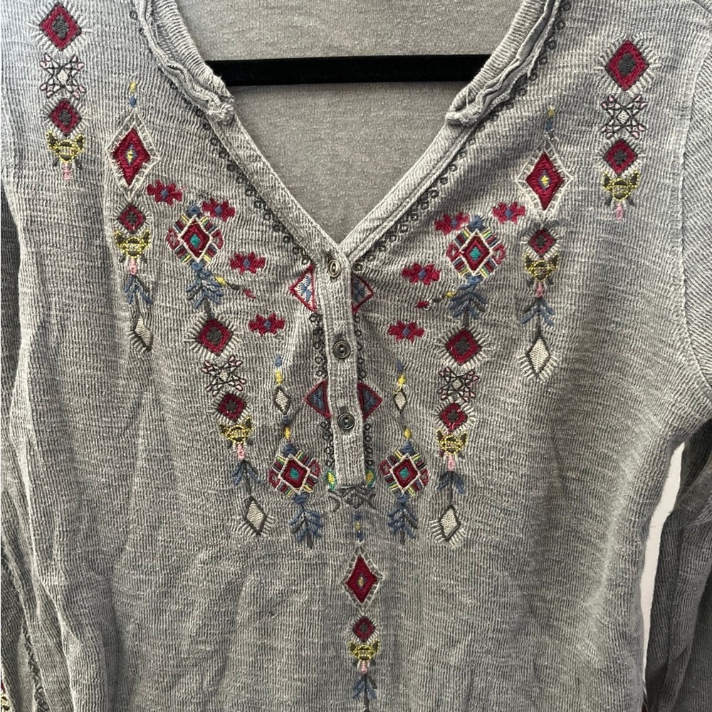 Sundance Gray Top with Embroidery - Picture 6 of 7